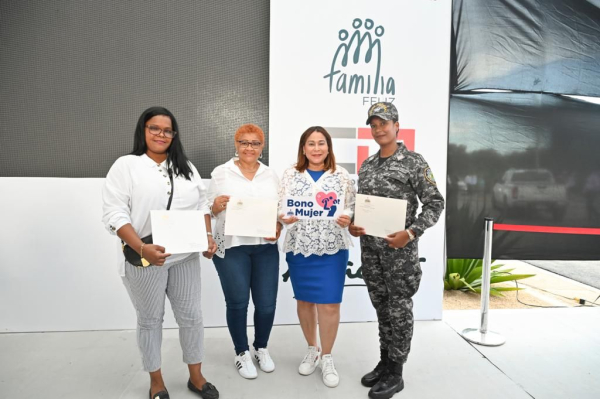 Ministerio de la Mujer entrega Bono Mujer a madres solteras en El Tamarindo, SDE