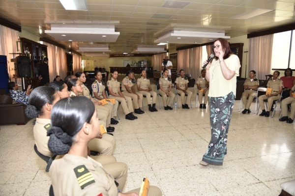 Ministra Janet Camilo conversa con mujeres cadetes de la Academia Batalla de las Carreras