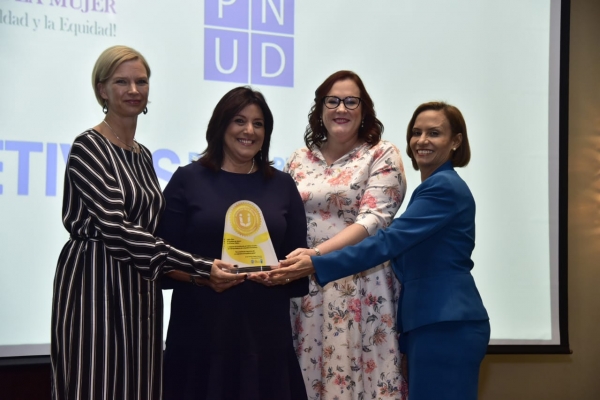 Ministerio de la Mujer y PNUD premian instituciones participantes en piloto global que eliminará las brechas de género en la administración pública