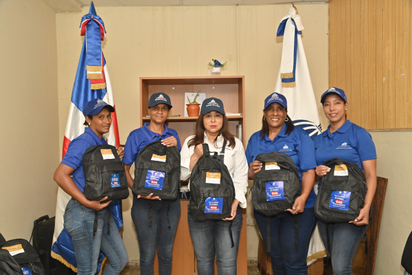 Ministerio de la Mujer entrega mochilas de emergencia a afectadas por huracán Fiona con el apoyo del UNFPA