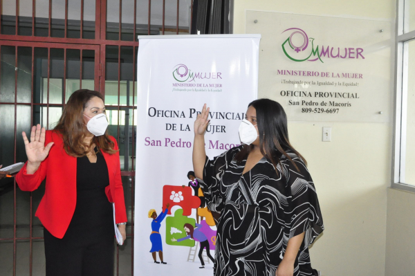 Ministra Mayra Jiménez juramenta a nueva encargada de la Oficina Provincial de la Mujer de San Pedro de Macorís