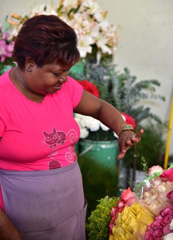 Las empoderadas vendedoras de rosas, flores, bromelias y lirios