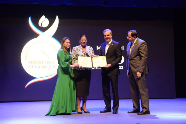 Presidente de la República y Ministra de la Mujer entregan la Medalla al Mérito de la Mujer Dominicana 2022