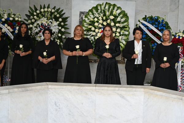 Ministerio de la Mujer deposita ofrenda floral en el Altar de la Patria, en ocasión del 181 aniversario de la Independencia Nacional