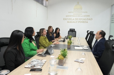 Ministra de la Mujer recibe visita de cortesía del embajador de Costa Rica en el país