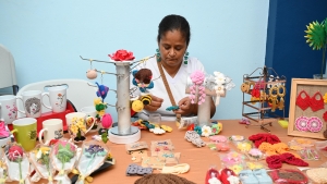 Ministerio de la Mujer impulsa el emprendimiento femenino en Los Alcarrizos con feria “Mujer que Crece”