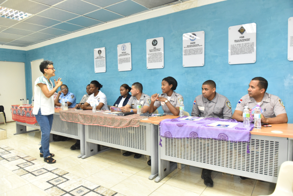Ministerio de la Mujer en prevención de violencia contra la mujer e intrafamiliar capacita agentes de la Policía Nacional