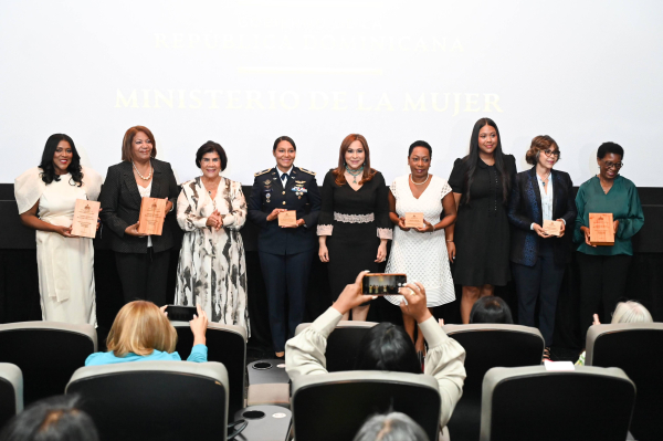 Con libros y documentales, el Ministerio de la Mujer rinde homenaje a las vidas de mujeres galardonadas con la Medalla al Mérito 2022