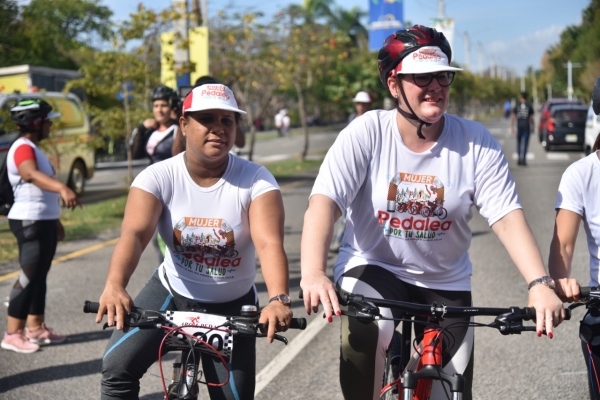 Decenas de mujeres en bici para visibilizar la salud femenina   