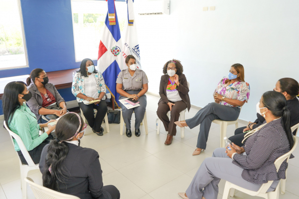 Ministerio de la Mujer sensibiliza al personal de la Ruta Crítica de Víctimas de Violencia en San Pedro de Macorís