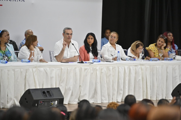 Presidente de la República y Ministerio de la Mujer se reunieron con mujeres de Villa Juana