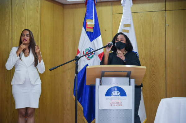 Ministerio de la Mujer concluye diplomado de lenguaje de señas