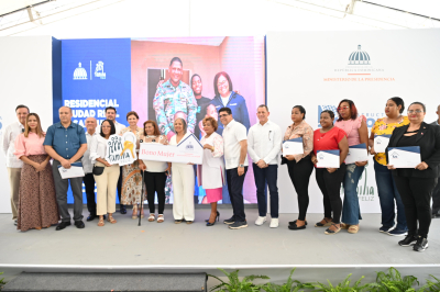 Ministerio de la Mujer realiza nueva entrega del Bono Mujer en proyecto habitacional de Santo Domingo Este