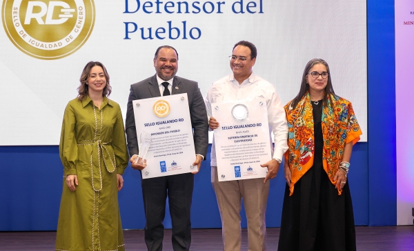 Reconocen al Defensor del Pueblo y la SIE con Sello Igualando RD por avances en igualdad de género