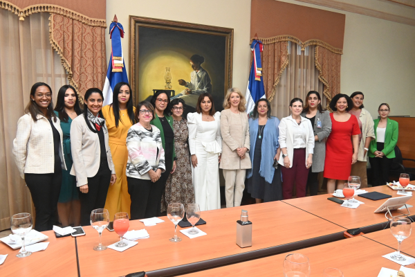 Ministerio de la Mujer realiza diálogo sobre rol de las mujeres en las relaciones exteriores, comerciales y cooperación al desarrollo