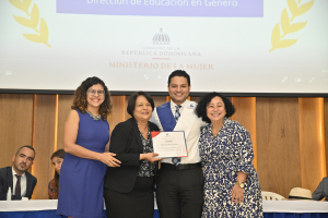 El Ministerio de la Mujer certifica personal de instituciones públicas, sociedad civil y de 5 países, en género y masculinidad