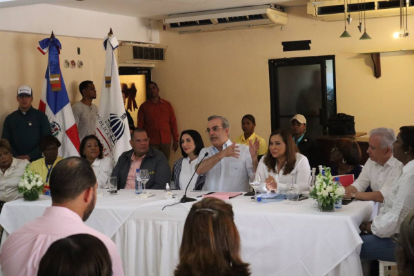 Presidente de la República y ministra del Ministerio de la Mujer se reúnen con mujeres de Santo Domingo Norte