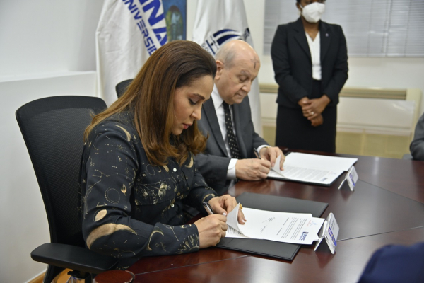 Ministerio de la Mujer y Universidad APEC firman acuerdo para encaminar programas educativos de género y violencia contra las mujeres
