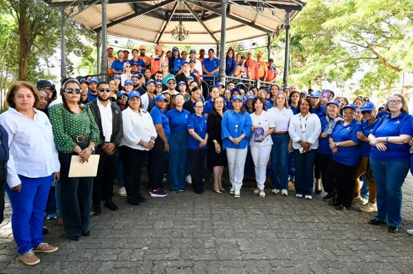 Ministerio de la Mujer realiza en Santiago jornadas de prevención a la violencia