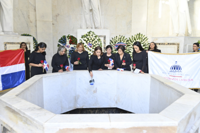 Ministerio de la Mujer realiza ofrenda floral a los padres de la Patria y las mujeres de la gesta independentista