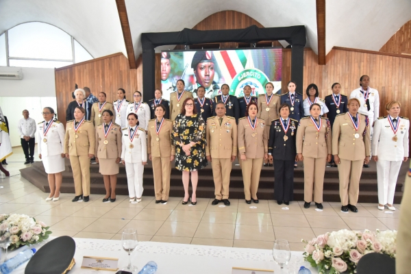 24 mujeres son reconocidas por su destacada labor dentro de las Fuerzas Armadas